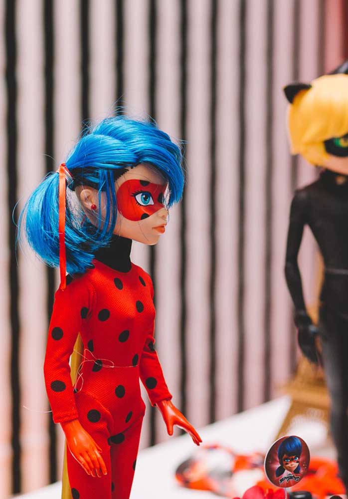 Você pode aproveitar a boneca oficial da Ladybug para usar na decoração do aniversário.