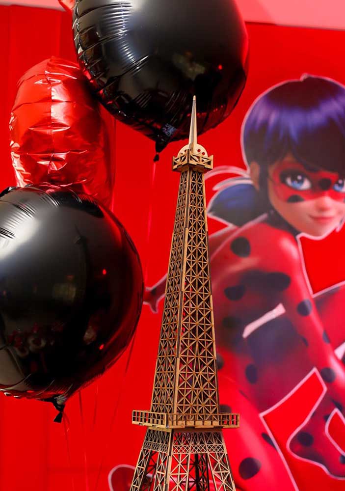 Faça uma decoração Ladybug com a Torre Eiffel gigante.