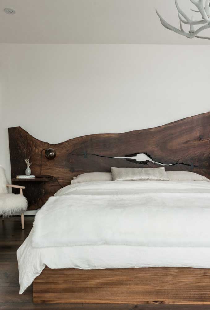 A madeira de demolição pode ser usada como cabeceira de cama.