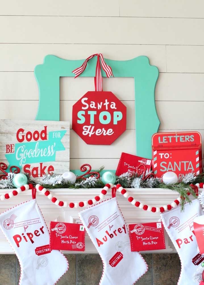 Você pode usar diferentes enfeites na hora de preparar um painel de natal.