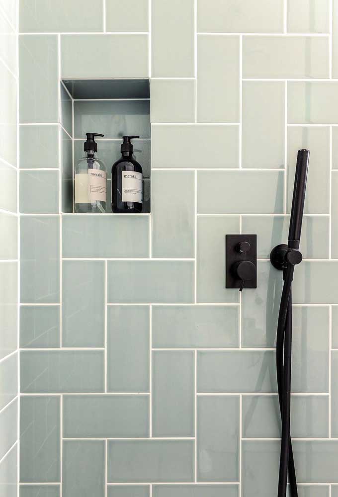 Para organizar os itens do banheiro, você pode criar espaços na parede ou colocar nichos.