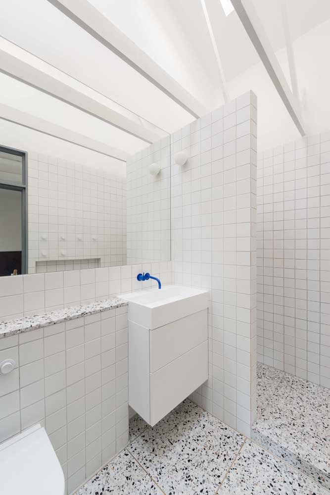 Incrível como o banheiro branco deixa o ambiente mais clean, amplo e higiênico.
