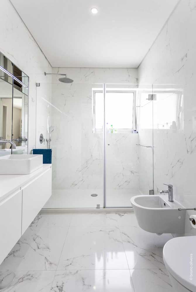 Que tal fazer um banheiro totalmente branco e transparente?