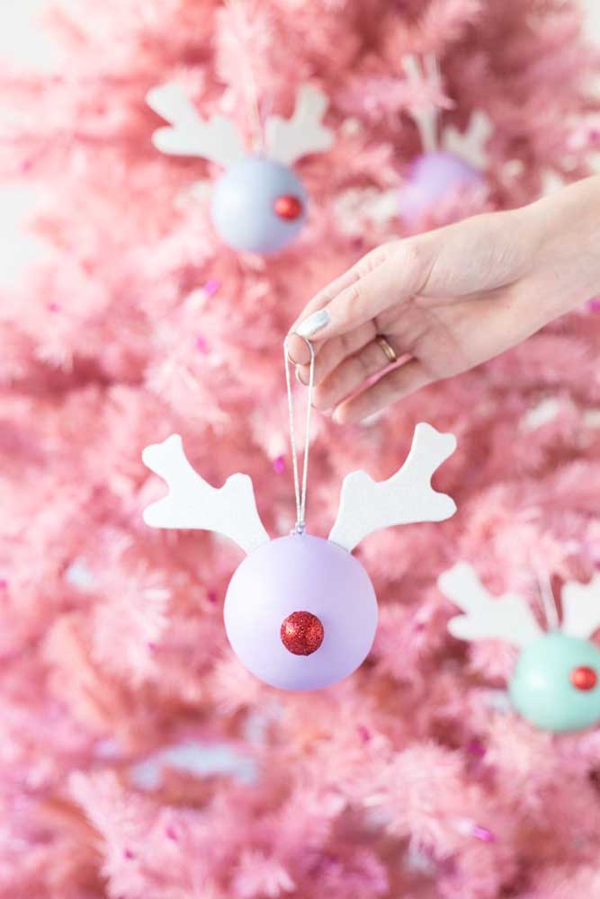 Prepare algumas bolas de natal divertidas e animadas para enfeitar a árvore de natal.
