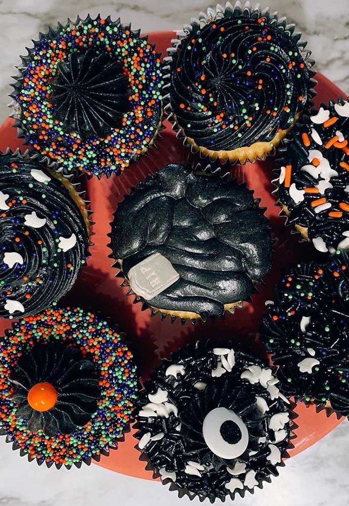 Ao invés de fazer 1 bolo no halloween, faça vários cupcakes para servir aos seus convidados.