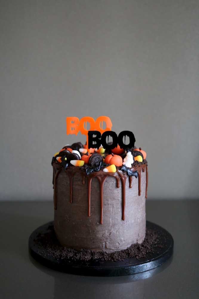 O que acha de fazer um bolo de halloween com sabor chocolate?