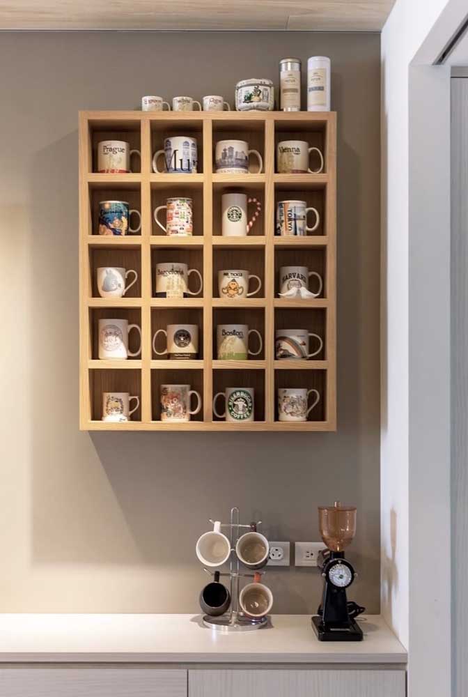 Olha como você pode organizar as xícaras do seu cantinho do café.