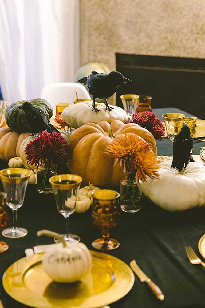 Olha que mesa mais requintada para servir o jantar da noite de Halloween.