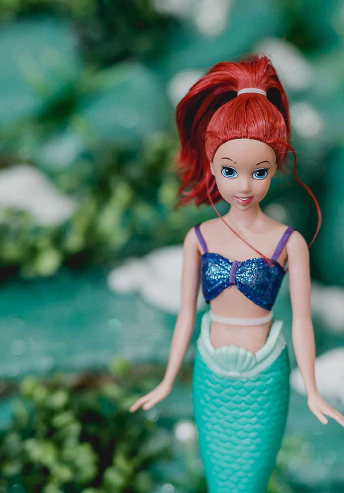 Você pode usar a boneca da Barbie vestida de sereia para decorar a festa.