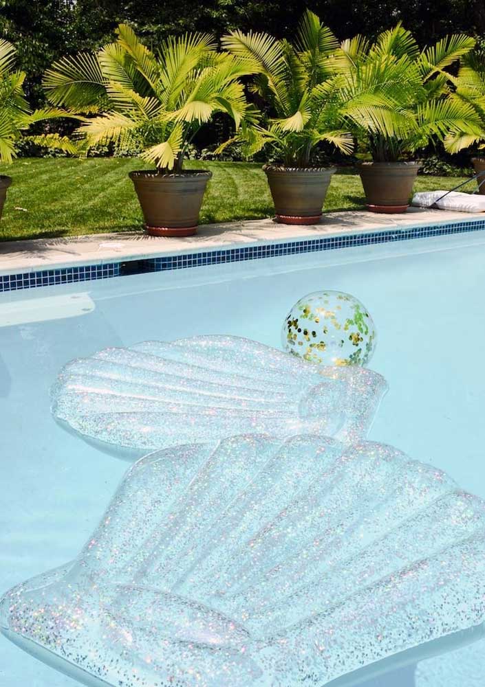 Se a festa sereia for na piscina, não pode faltar boias para as crianças. Para combinar com a decoração, compre no formato de concha.