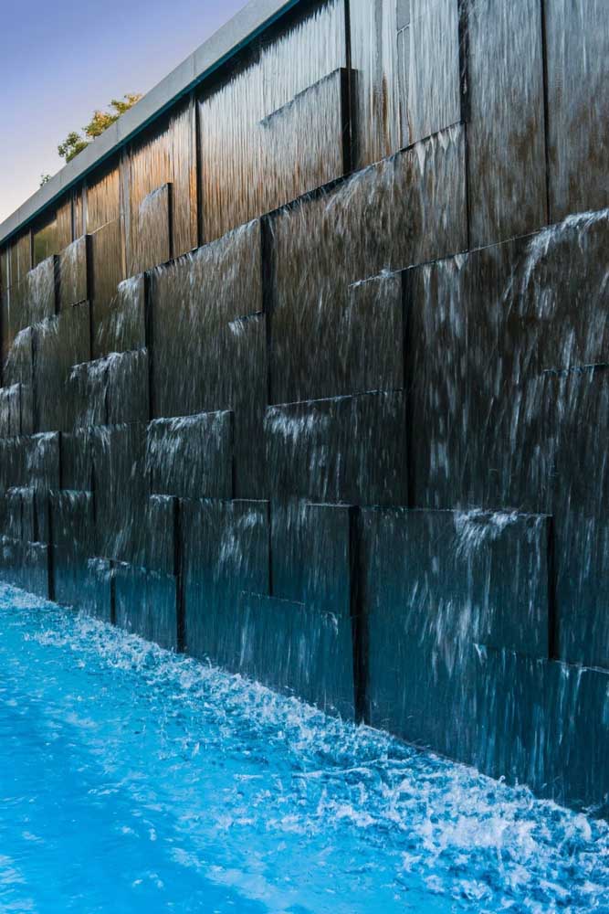 Olha que cascata para piscina de parede mais moderna e diferenciada.