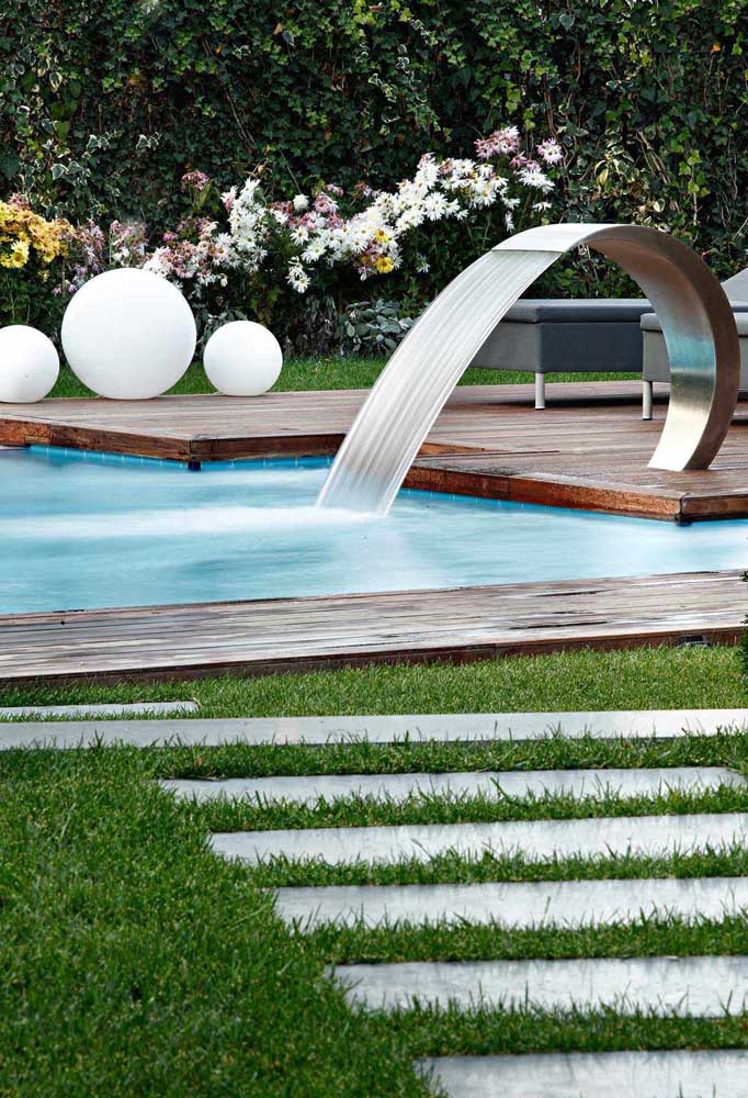 Cascata para piscina: vantagens, como escolher, dicas e fotos