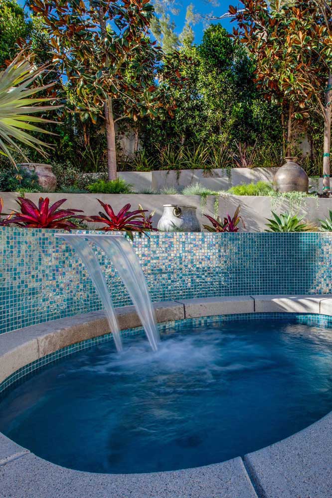 Cascata para piscina: vantagens, como escolher, dicas e fotos