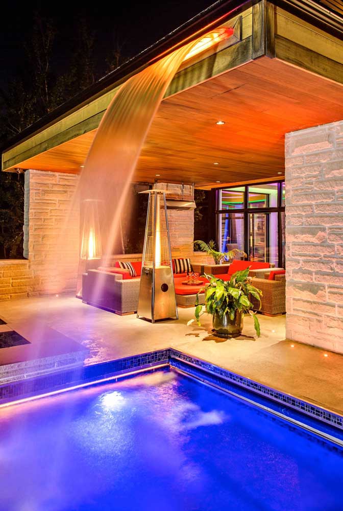 Cascata para piscina: vantagens, como escolher, dicas e fotos