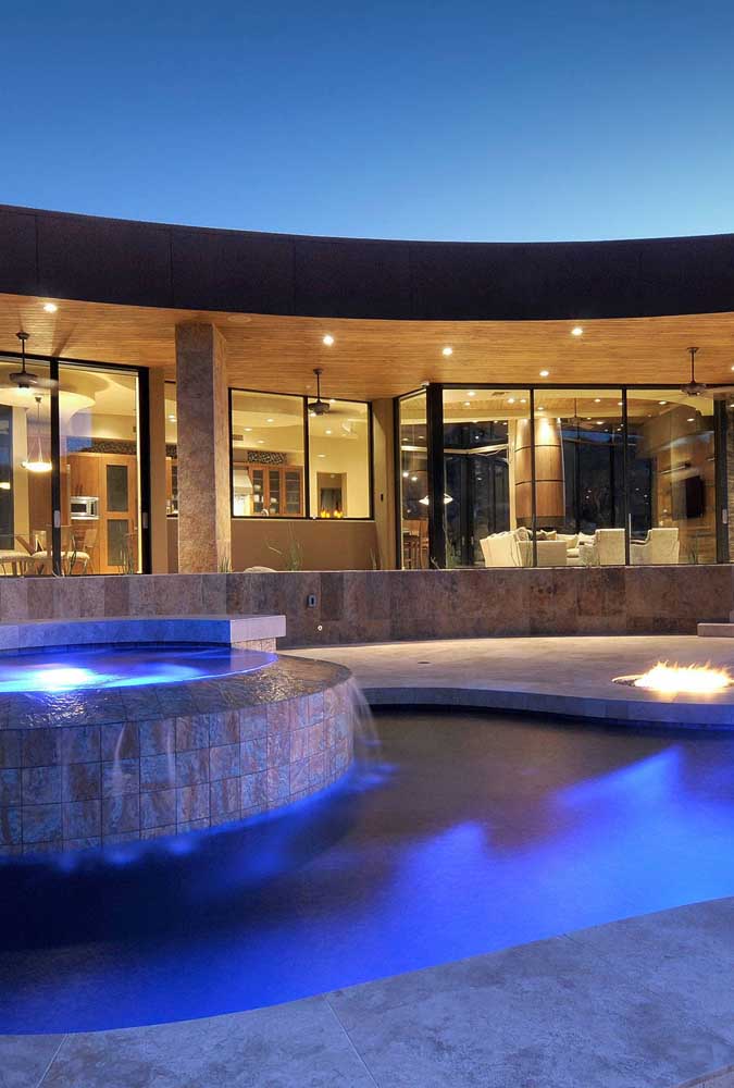 Cascata para piscina: vantagens, como escolher, dicas e fotos