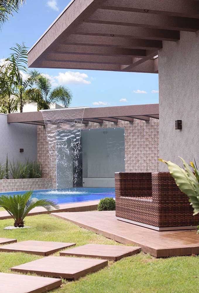 Cascata para piscina: vantagens, como escolher, dicas e fotos