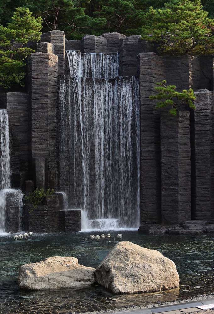 Outra opção de cascata de pedra para piscina, mas no modelo mais sofisticado.