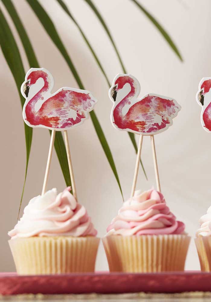 Veja como você pode fazer cupcake flamingo para sua festa.