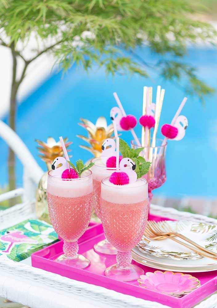 As bebidas refrescantes e feitas com frutas naturais são as mais indicadas para a festa flamingo tropical.