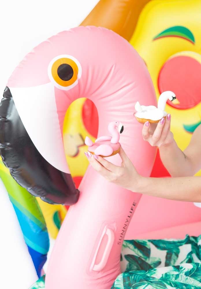 Se a festa flamingo for na piscina, não podem faltar boias personalizadas.