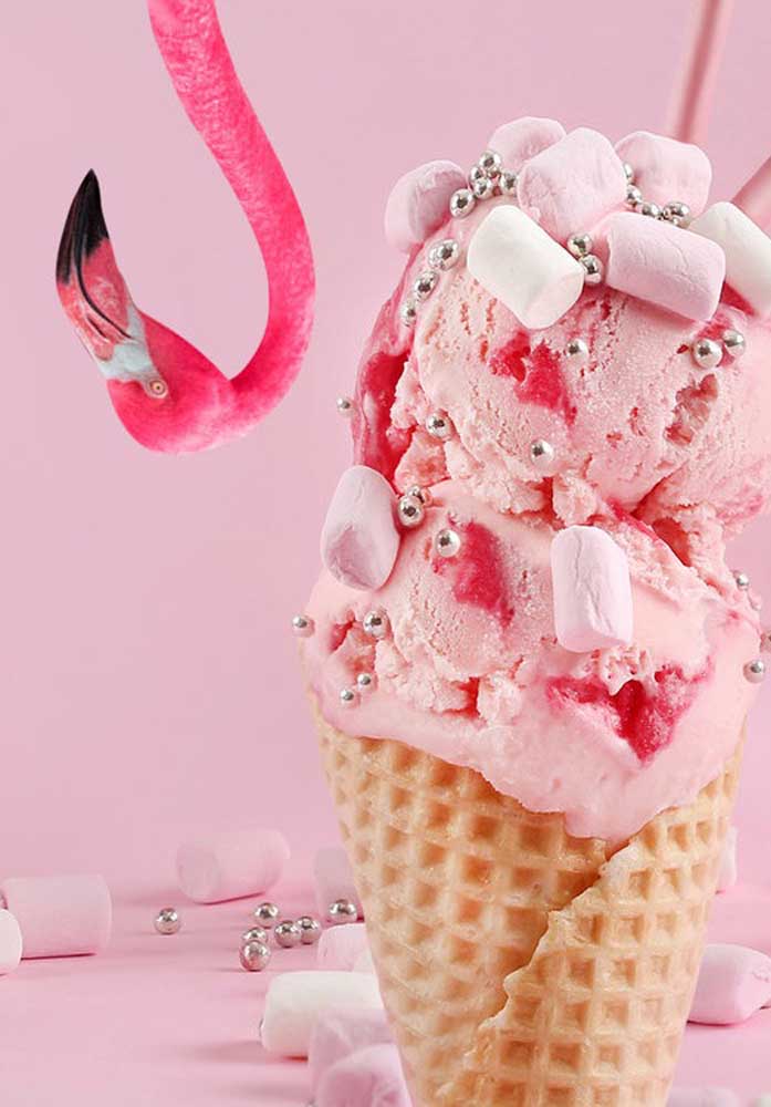 Na festa flamingo o ideal é servir sorvete para refrescar, principalmente, se o aniversário acontecer durante o dia.