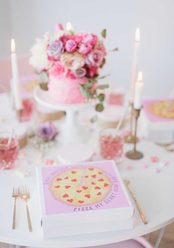 Já pensou fazer um jantar à luz de velas com a pizza no cardápio?