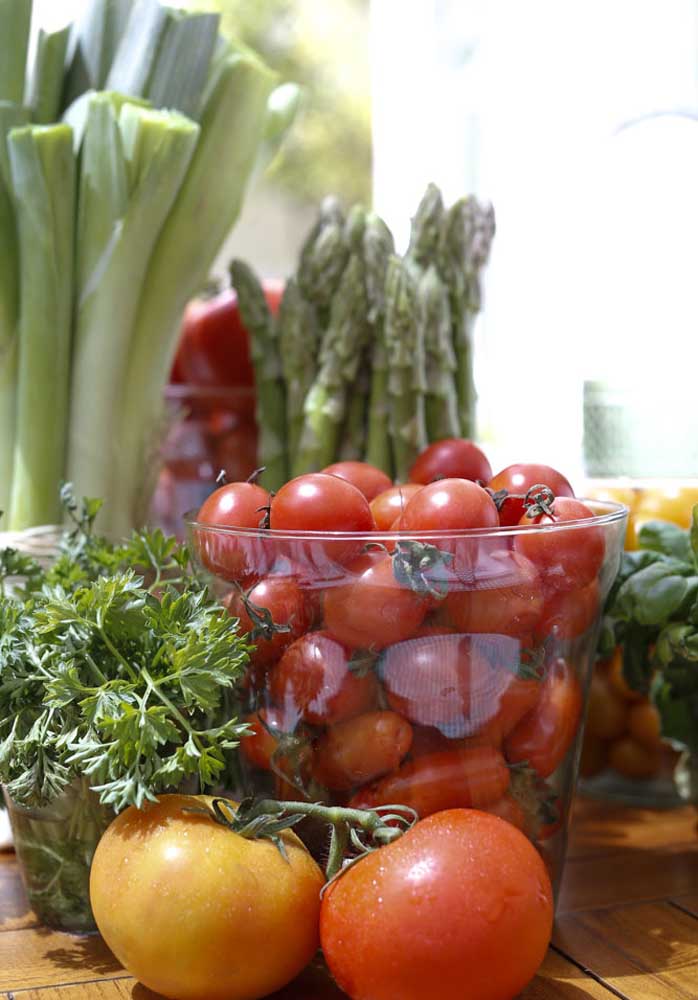 Que tal fazer uma decoração com potes de tomate e manjericão?