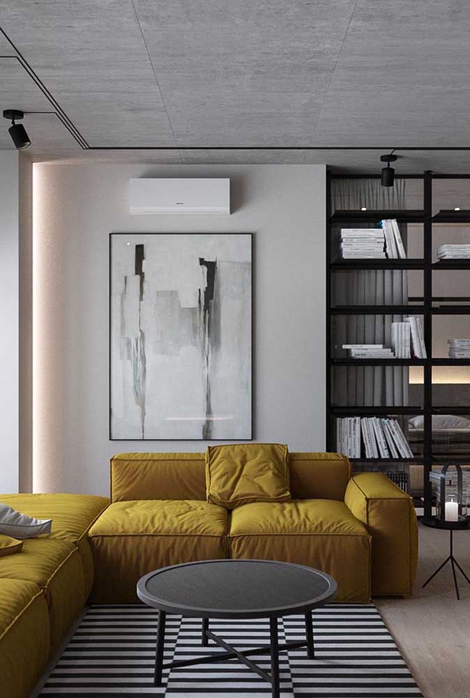 A sala de estar ganha outra aparência com a combinação das cores cinza e amarelo.