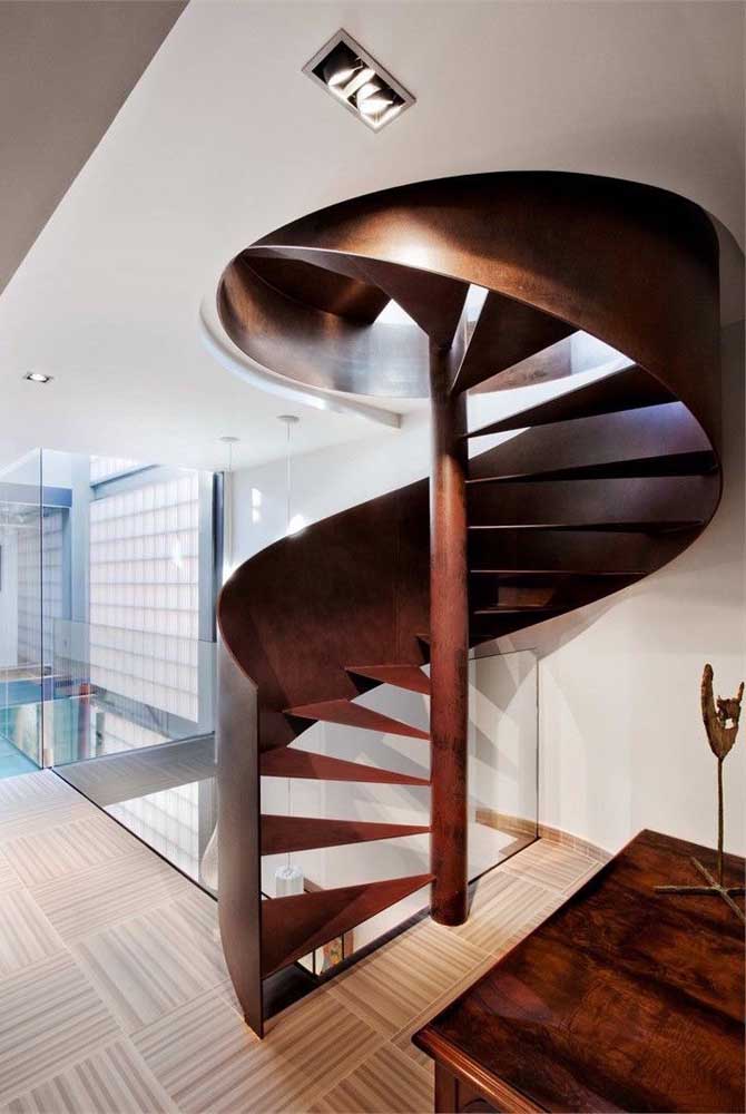 Escada de ferro: vantagens, modelos e fotos inspiradoras