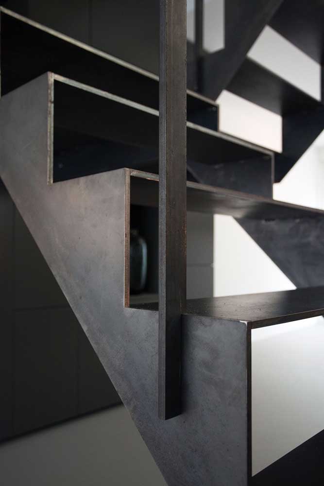 Escada de ferro: vantagens, modelos e fotos inspiradoras