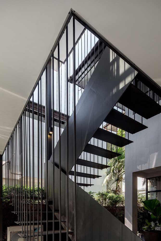 Escada de ferro: vantagens, modelos e fotos inspiradoras