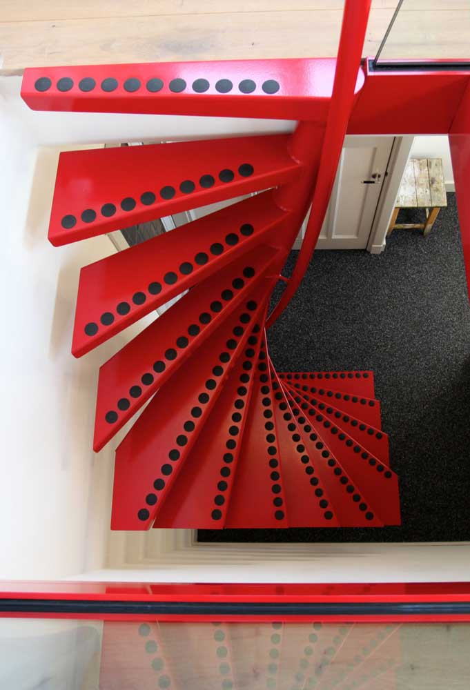 Escada de ferro: vantagens, modelos e fotos inspiradoras