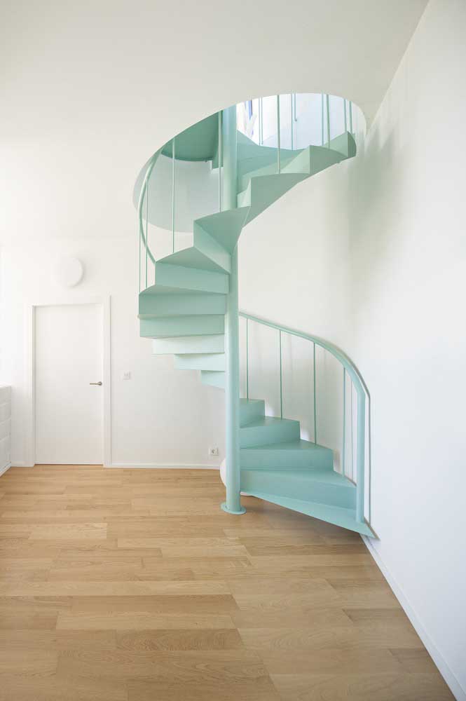 Escada de ferro: vantagens, modelos e fotos inspiradoras