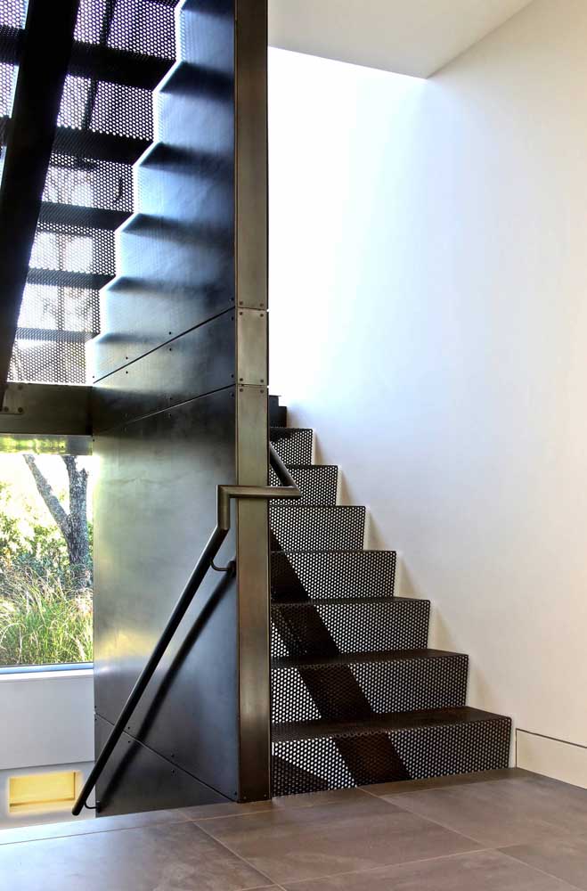 Escada de ferro: vantagens, modelos e fotos inspiradoras