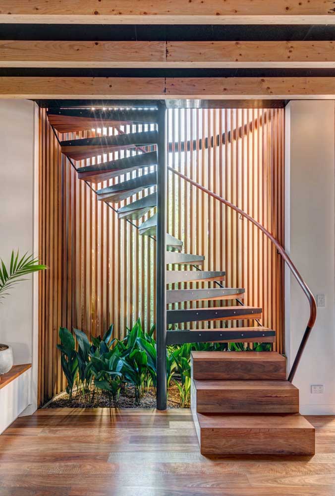 Escada de ferro: vantagens, modelos e fotos inspiradoras