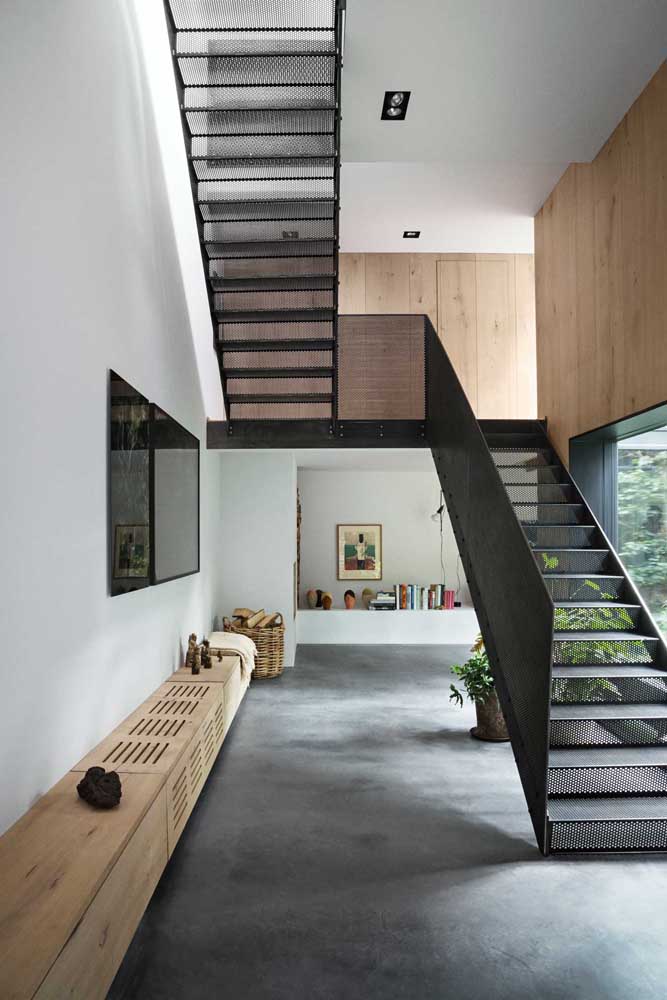 Independente do estilo da escada de ferro, o design fica sempre moderno.