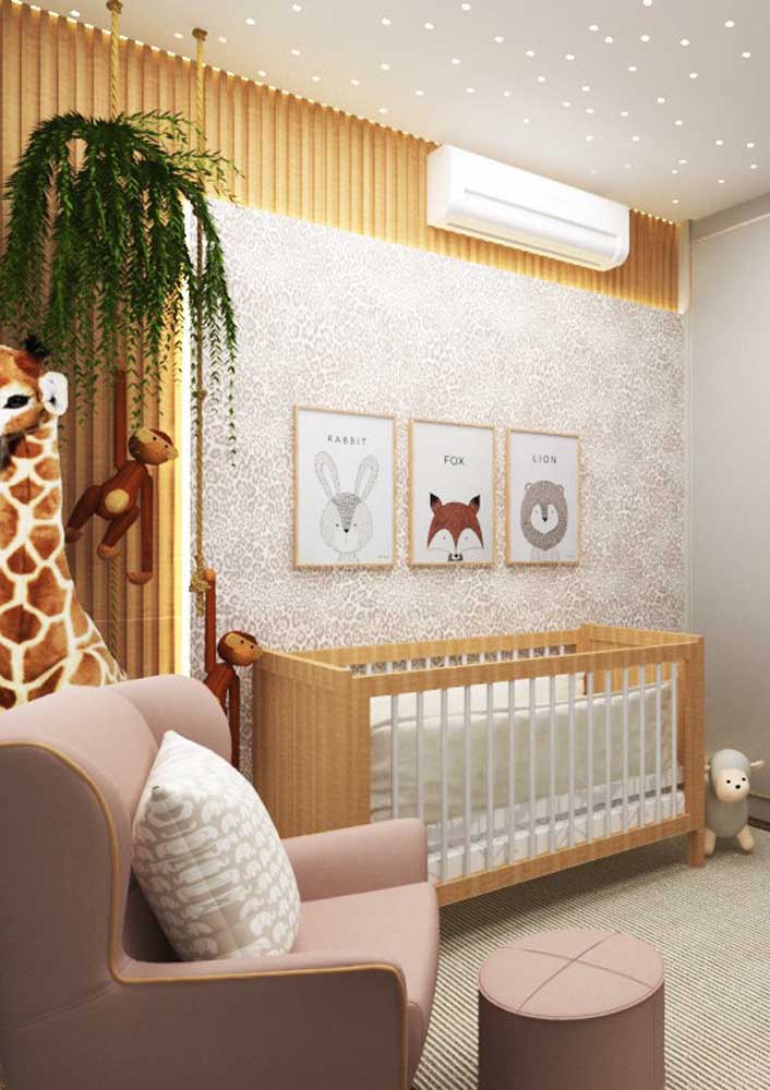 Um quarto de bebê masculino ganha destaque com essa iluminação.