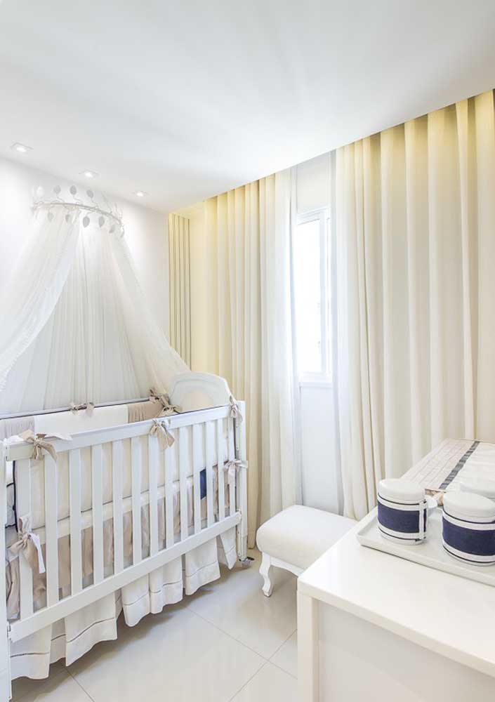 Mas há quem prefira uma decoração mais clássica e clean no quarto de bebê.