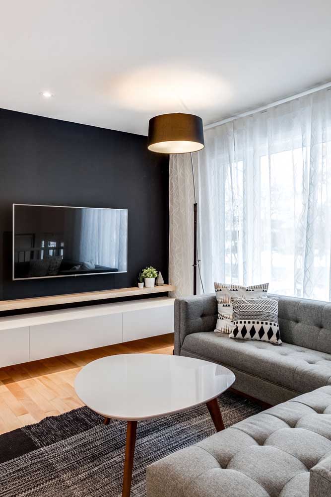 Equilibre as cores da sala de TV para harmonizar o ambiente.