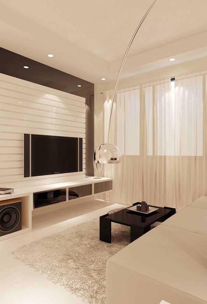 Invista em uma iluminação suave na sala de TV para proporcionar conforto ao ambiente.