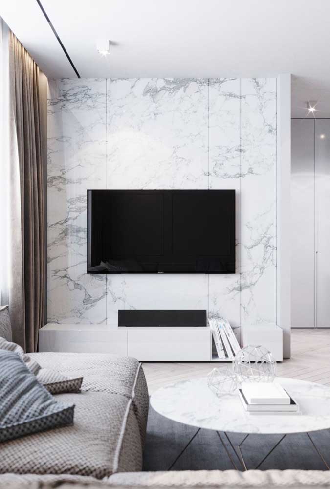 Valorize a parede da sala de TV com um belo papel de parede.