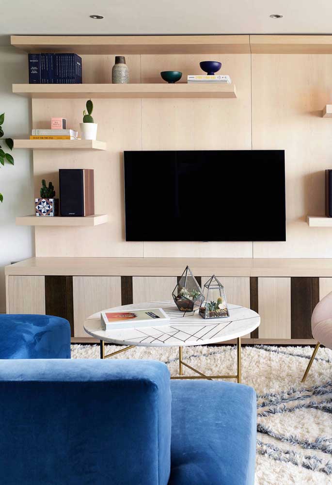 O que acha de colocar uma estante de madeira na sala de TV?