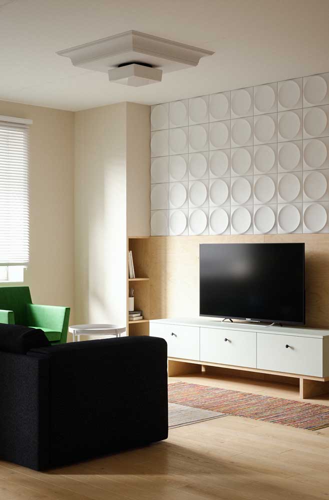 Veja como o papel de parede faz uma grande diferença na decoração da sala de TV pequena.