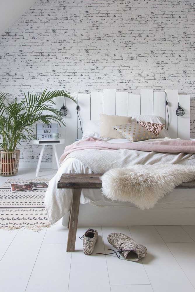 Cabeceira de pallet branca para criar um efeito romântico no quarto