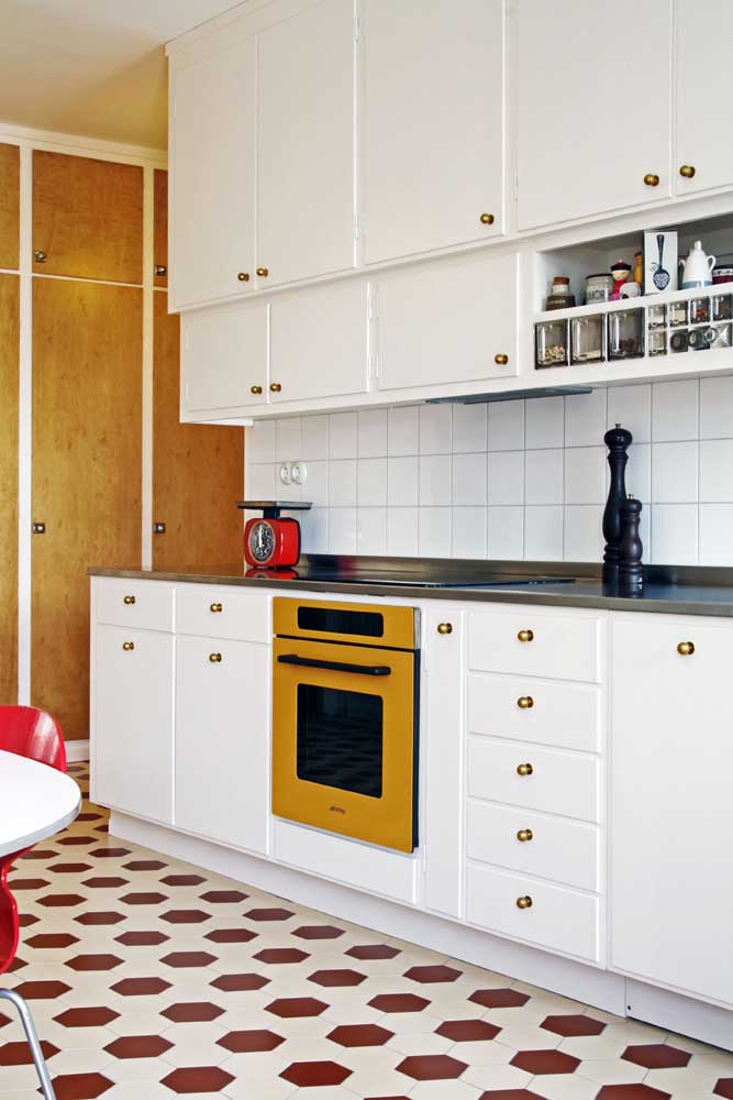 Troque os puxadores do seu armário para criar uma cozinha vintage