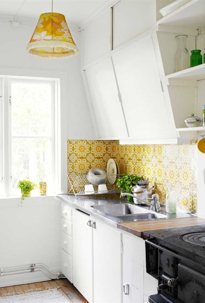 Que tal agora uma cozinha com azulejos vintage? Destaque para a luminária que traz o mesmo tom do revestimento