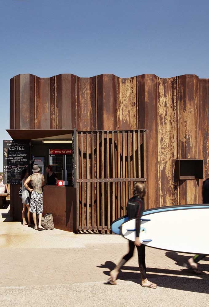 Fachada comercial revestida com aço corten. Uma ótima pedida para empresas modernas e joviais