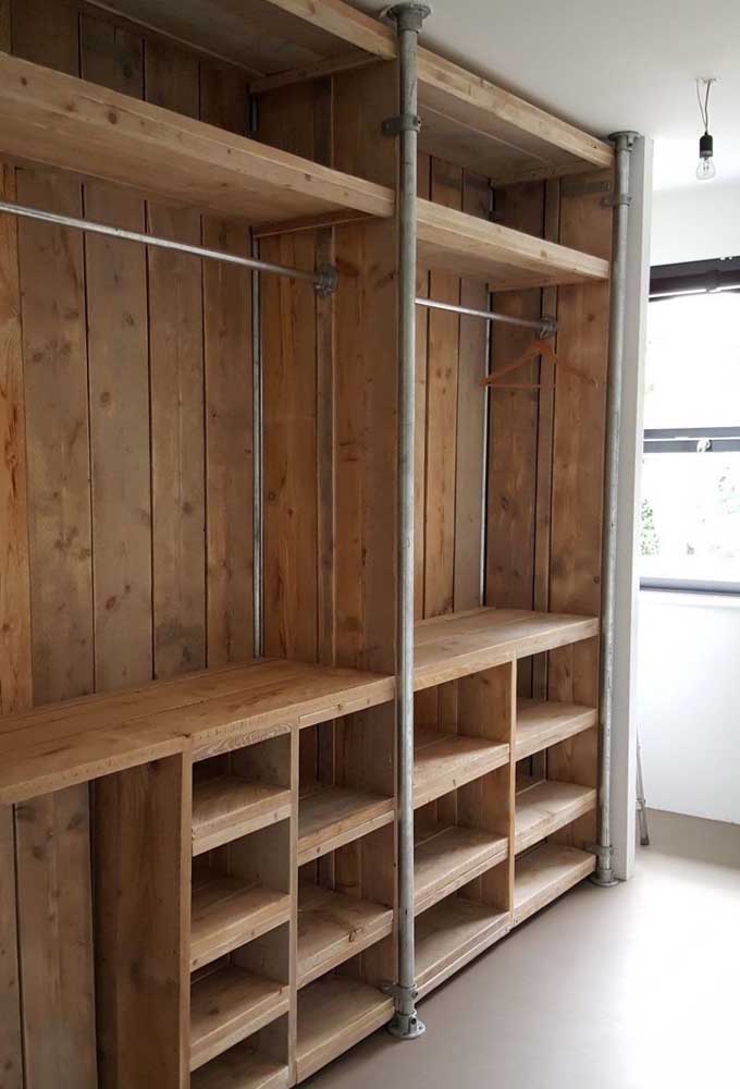 Armário de pallet aberto perfeito para preencher o closet