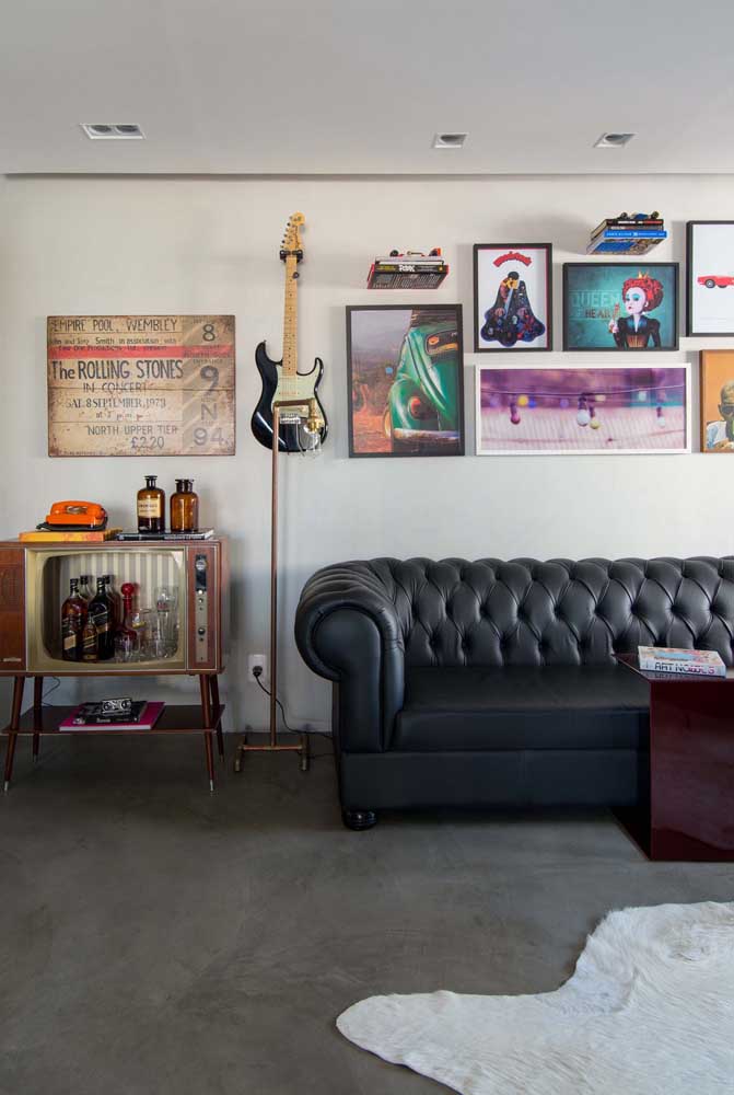 Quadros vintage de rock. Repare como os quadros se harmonizam com o restante da decoração 