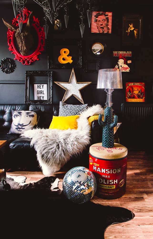 Decoração cheia de personalidade com quadros vintage em tons de amarelo e vermelho